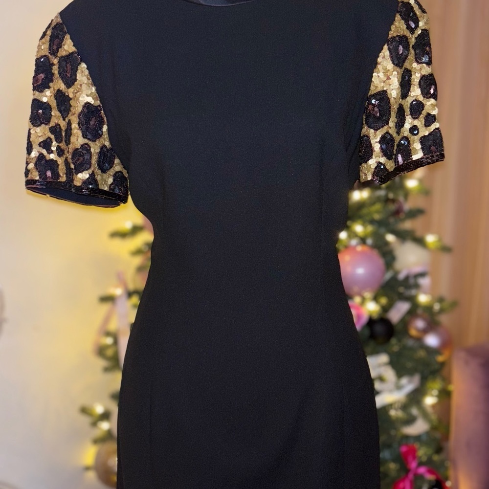 A.J. Bari Black Sheath Dress with Crew Neck and Short Sleeves